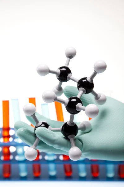 Wetenschapper werken in een laboratorium, glas met vloeibare kleur — Stockfoto