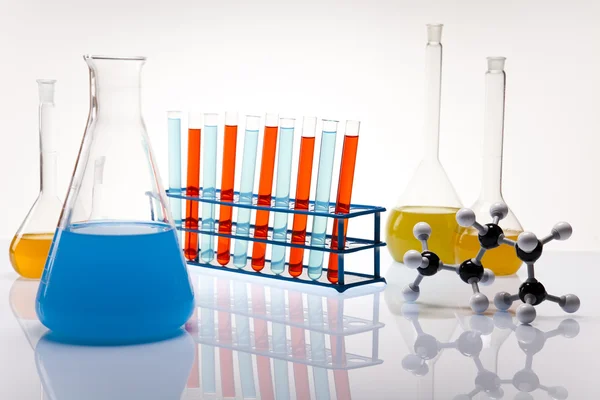 Flacons de laboratoire avec des fluides de différentes couleurs — Photo
