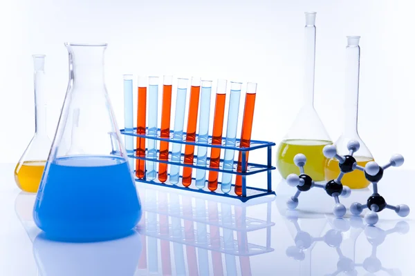 Laboratorieartiklar av glas som innehåller färgglada vätska — Stockfoto