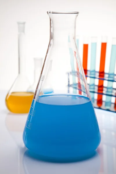カラフルな液体を含んでいる研究室のガラス — ストック写真