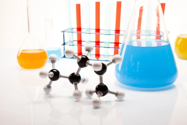 Laboratoriumglaswerk met kleurrijke vloeistof — Stockfoto