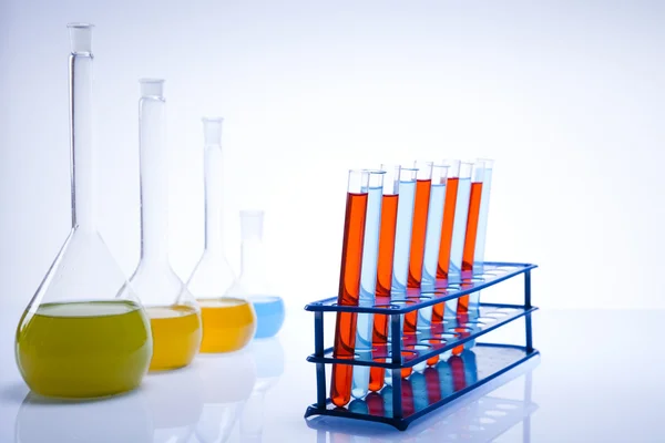 Verrerie de laboratoire contenant du liquide coloré — Photo
