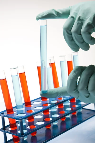 Scientifique travaillant en laboratoire, verre contenant de la couleur liquide — Photo
