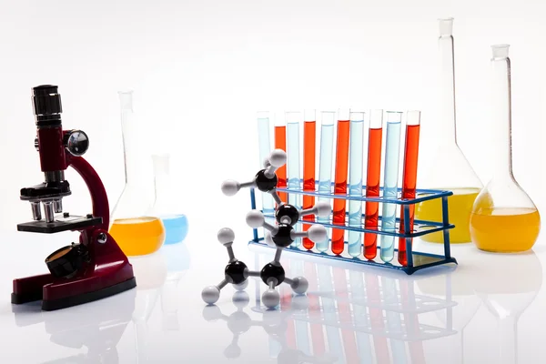 Laborglas mit flüssiger Farbe — Stockfoto