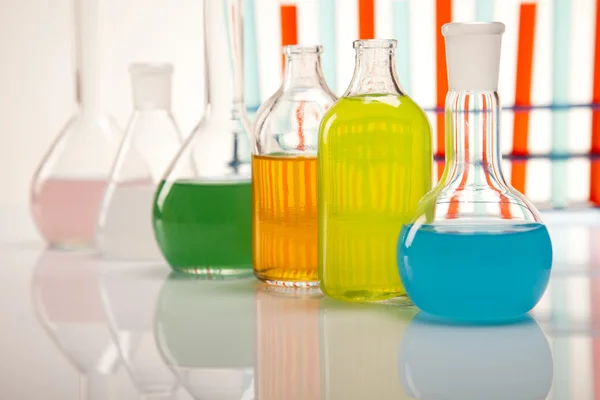 Лабораторное стекло жидкого цвета — стоковое фото