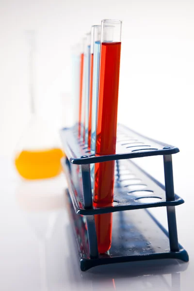 Produtos de vidro de laboratório sortidos, experiência — Fotografia de Stock