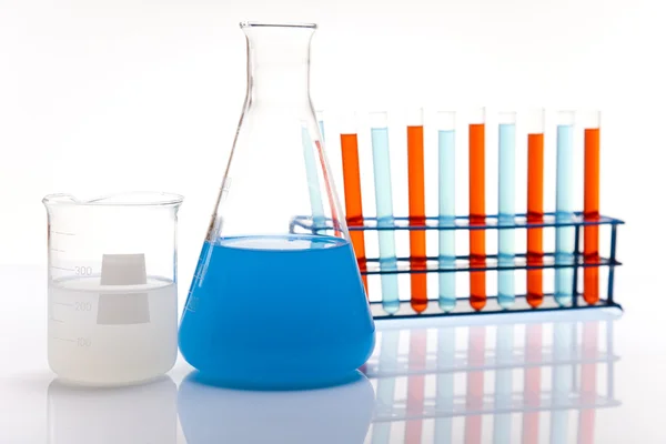 Laboratorní sklo obsahující tekuté barvy — Stock fotografie
