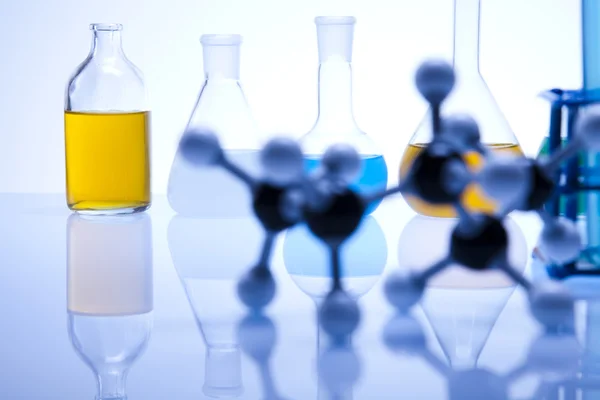 Laboratorium glas met vloeibare kleur — Stockfoto
