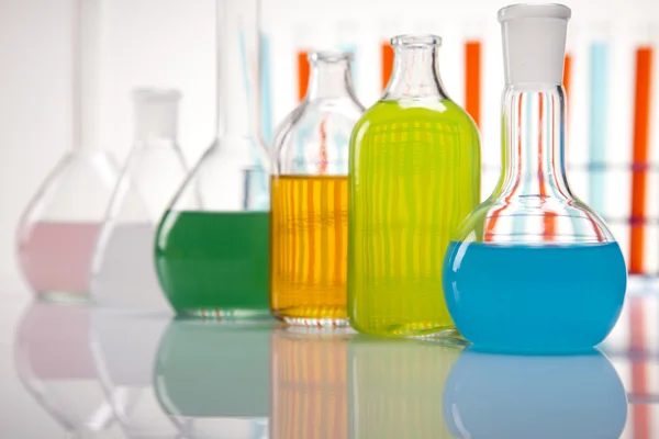 Bicchiere da laboratorio contenente colore liquido — Foto Stock