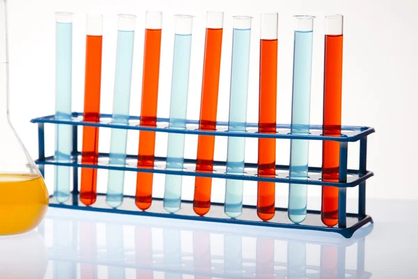 Laborkolben mit Flüssigkeiten in verschiedenen Farben — Stockfoto