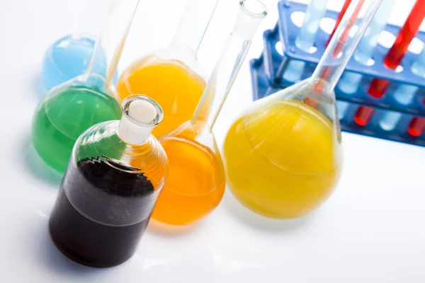 Laboratorní baňky s tekutinami různých barev — Stock fotografie