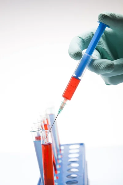 Wetenschapper werken in een laboratorium, glas met vloeibare kleur — Stockfoto