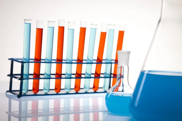 Frascos de laboratorio con fluidos de diferentes colores — Foto de Stock