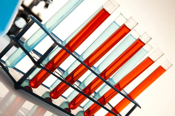 Ανάμικτες εργαστηριακά γυαλικά, πείραμα — Φωτογραφία Αρχείου