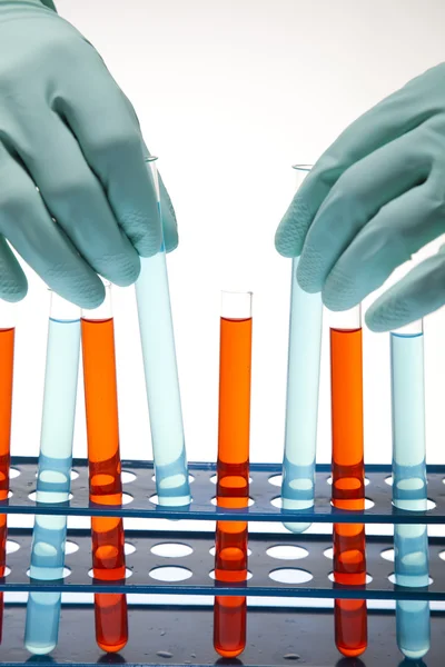 실험실, 액체 색상을 포함 하는 유리에서에서 일 하는 과학자 — 스톡 사진