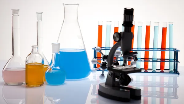 Geassorteerde laboratoriumglaswerk, experiment — Stockfoto