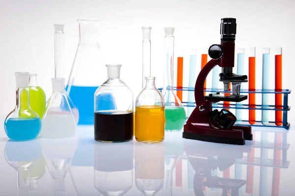 Хімічна лабораторія, скляне обладнання — стокове фото
