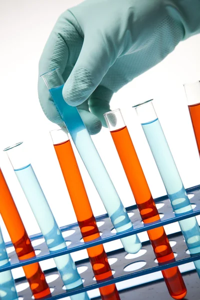 Vědec, který pracuje v laboratoři, sklo obsahující tekuté barvy — Stock fotografie
