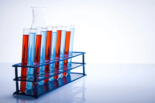 Laboratorio químico, equipos de cristalería — Foto de Stock