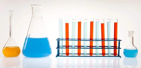 Válogatott laboratóriumi üvegeszközök, kísérlet — Stock Fotó