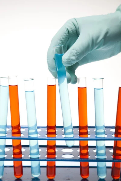 Naukowiec pracuje w laboratorium, szkło zawierające płyn kolor — Zdjęcie stockowe