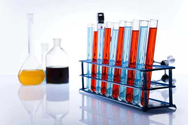 Laboratóriumi üveg folyékony színt tartalmazó — Stock Fotó