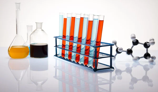 Vidrio de laboratorio que contiene color líquido — Foto de Stock