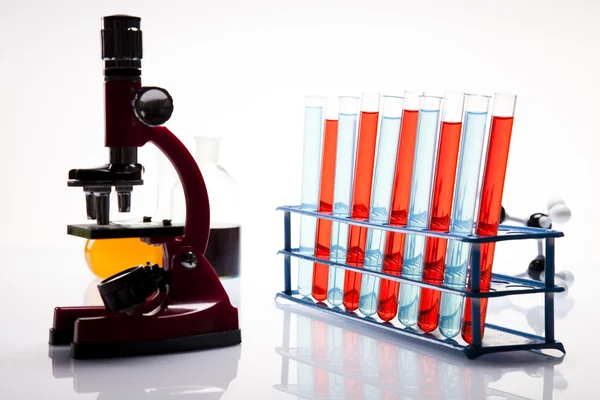 Bicchiere da laboratorio contenente colore liquido — Foto Stock