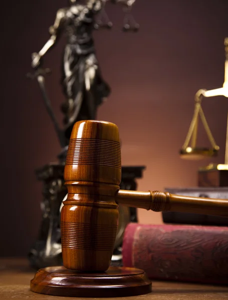 Тема права, молоток судьи, деревянный молоток — стоковое фото
