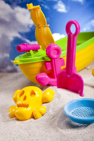 Giocattoli di plastica colorati sulla spiaggia — Foto Stock