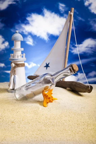 ビーチの背景に砂のヨット — ストック写真