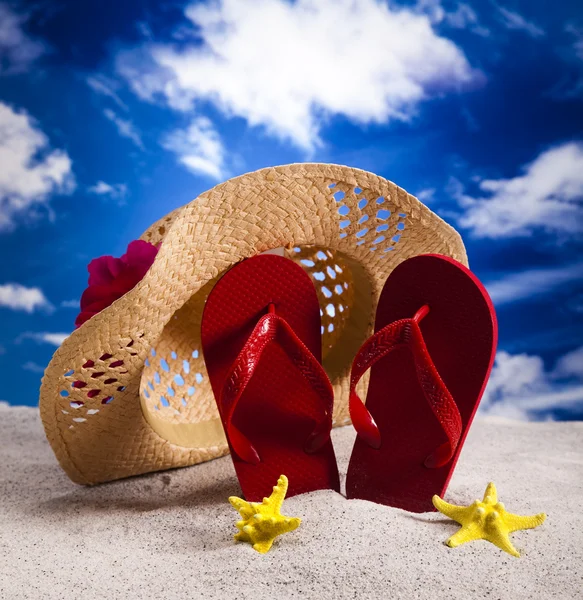 Flip-flops på en sandstrand — Stockfoto