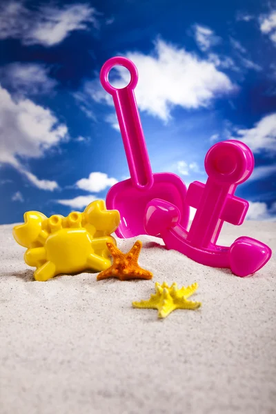Coloridos juguetes de plástico en la playa — Foto de Stock