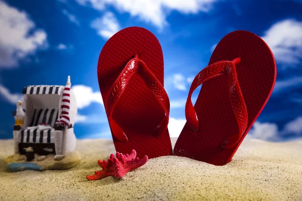 Flip-flops på en sandstrand — Stockfoto