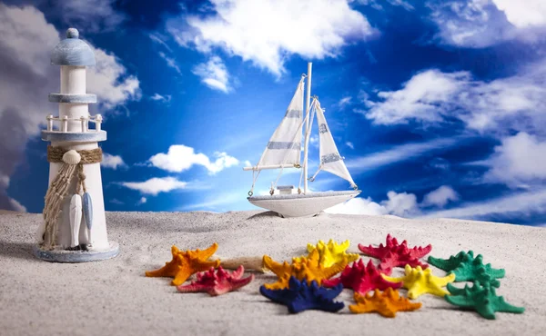 Segelbootkonzept, Urlaub, Sommer, Strandhintergrund — Stockfoto