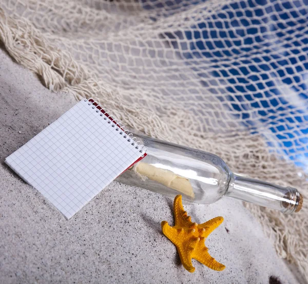 Boşaltmak boş kağıt beyaz plaj üzerinde — Stok fotoğraf