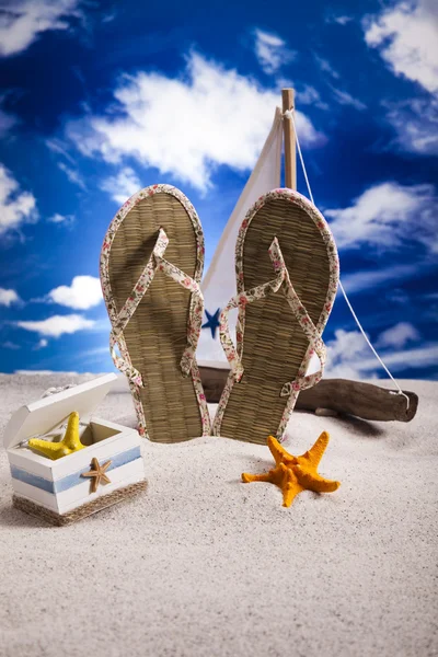Kumlu bir plaj flip-flop — Stok fotoğraf