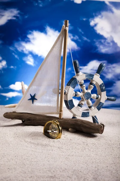 Концепція вітрильного човна, свято, літо, пляж Тло — стокове фото