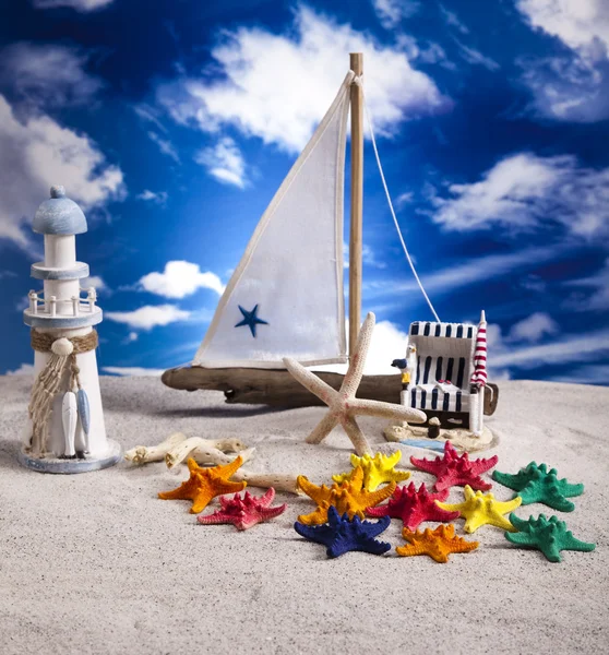 Plachetnice na písku, dovolená, léto, pláž pozadí — Stock fotografie