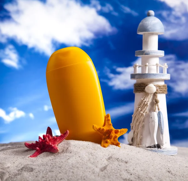 Zomervakantie, zonneproducten op strand — Stockfoto