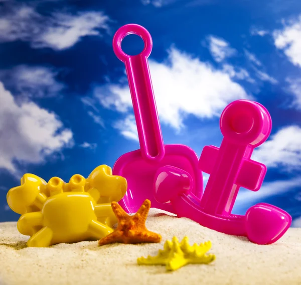 Brinquedos de plástico coloridos na praia — Fotografia de Stock