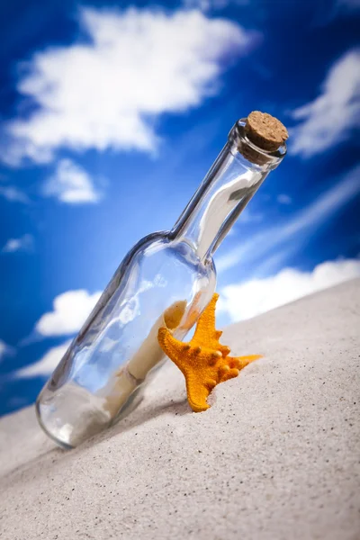 Mensaje en una botella, ayuda — Foto de Stock