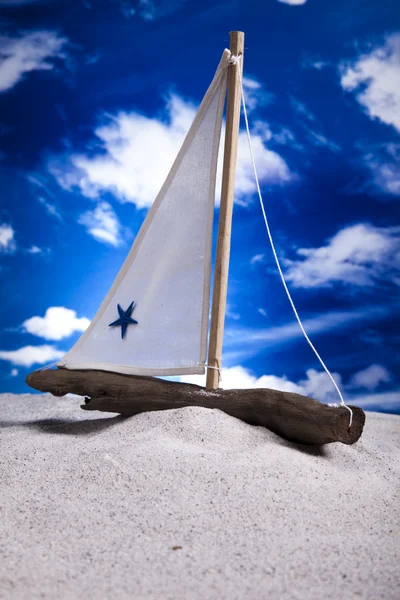 Segelbootkonzept, Urlaub, Sommer, Strandhintergrund — Stockfoto