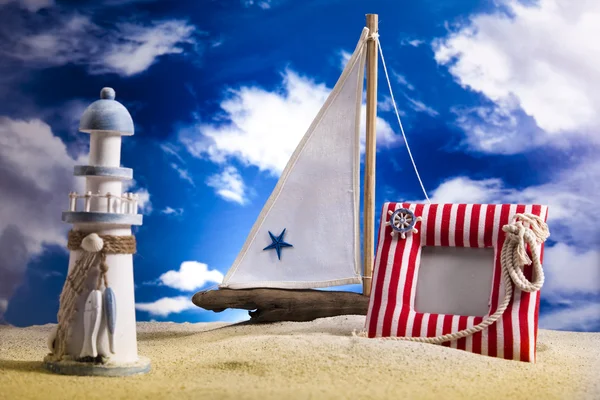 Segelbåt på sand på stranden bakgrund — Stockfoto