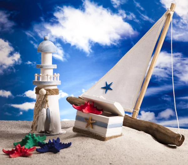 Zeilboot op zand op beach achtergrond — Stockfoto