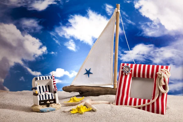 Plachetnice na písku na pláži pozadí — Stock fotografie