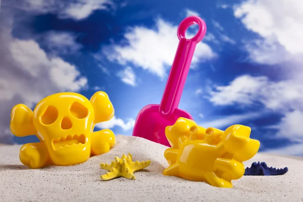 Coloridos juguetes de plástico en la playa —  Fotos de Stock