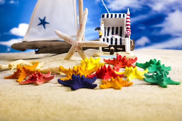 Plachetnice na písku na pláži pozadí — Stock fotografie