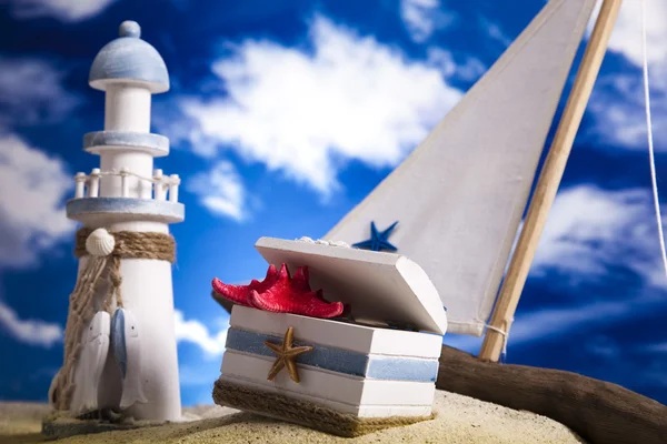 Segelbåt på sand på stranden bakgrund — Stockfoto