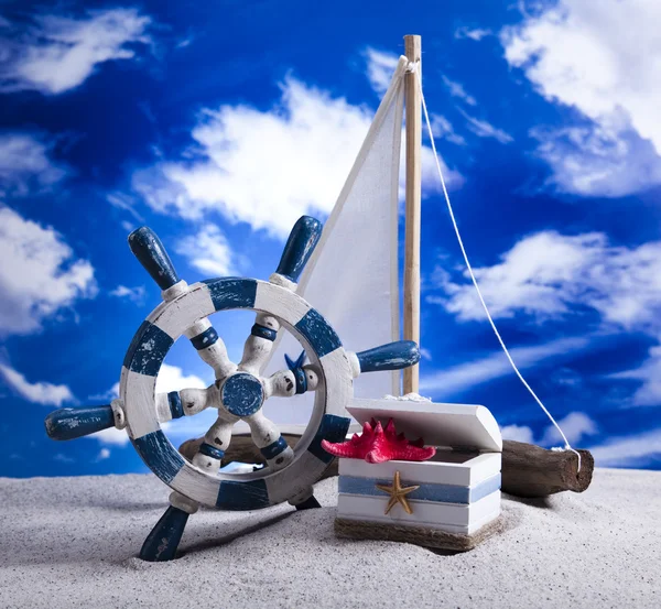 Zeilboot op zand, vakantie, zomer, strand achtergrond — Stockfoto